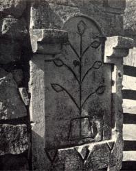 Ворота. Желобок. Иллюстрация из книги «Каменный цветок Молдавии». Гоберман Д.Н. 1970