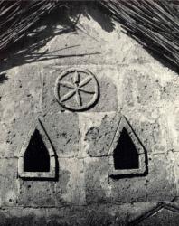 Резные украшения стены. Желобок. Иллюстрация из книги «Каменный цветок Молдавии». Гоберман Д.Н. 1970