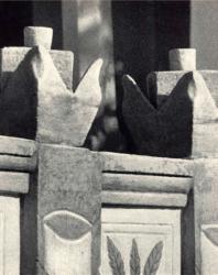 Цветочные изваяния на парапете крыльца. Фурчены. Иллюстрация из книги «Каменный цветок Молдавии». Гоберман Д.Н. 1970