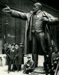 Ленин говорит с броневика. Памятник В.И. Ленину у Финляндского вокзала в Ленинграде