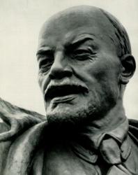 Ленин говорит с броневика. Памятник В.И. Ленину у Финляндского вокзала в Ленинграде