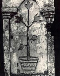 Ворота с калиткой. Желобок. Иллюстрация из книги «Каменный цветок Молдавии». Гоберман Д.Н. 1970